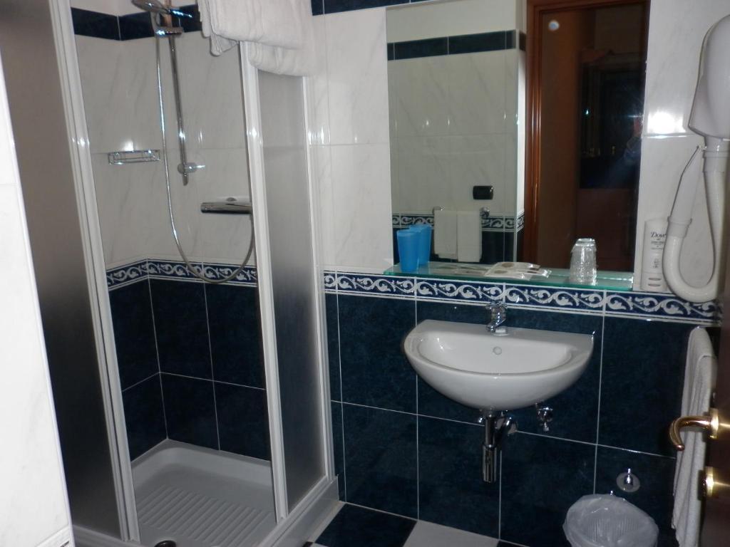 Hotel Cristall Сан-Бенедетто-дель-Тронто Екстер'єр фото