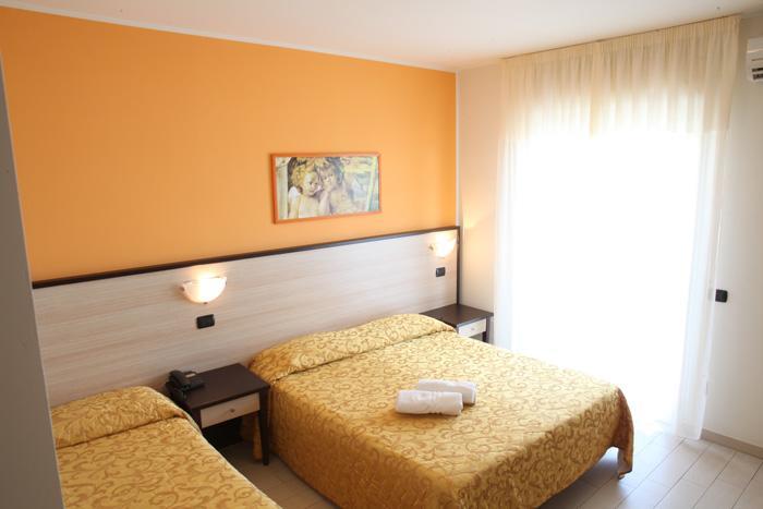 Hotel Cristall Сан-Бенедетто-дель-Тронто Екстер'єр фото